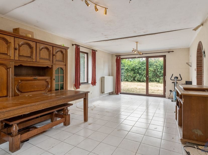 Op zoek naar een woning met potentieel die je volledig naar eigen smaak en wensen kan renoveren? Deze halfopen bebouwing, gelegen aan Smisveld 2 te 38
