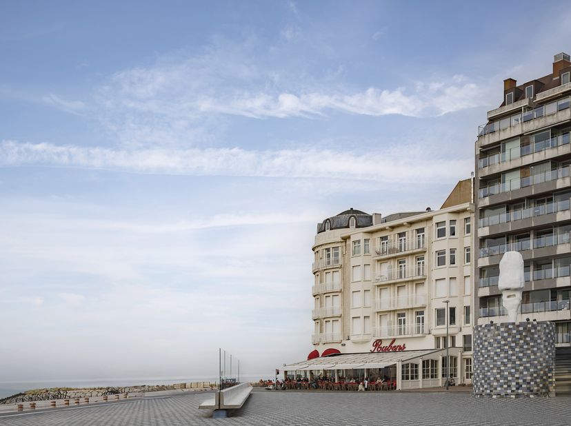 Lichtrijk twee slaapkamer appartement van 70 m2 met adembenemend zeezicht, gelegen aan het iconische Rubensplein in Knokke-Heist. <br />
Het apparteme