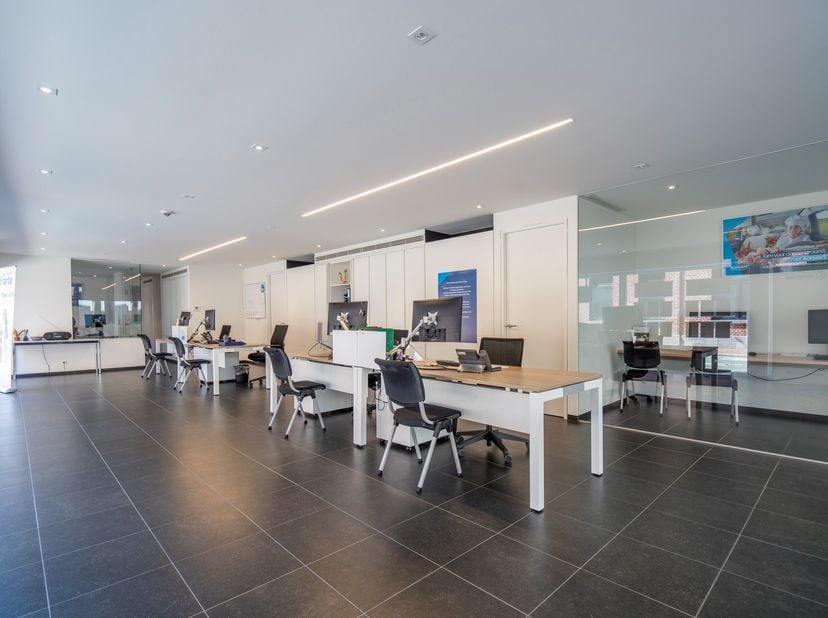 Ontdek deze instapklare bureauruimte van 158 m² op een toplocatie in het centrum van Izegem. Het pand is ideaal voor zelfstandigen of organisaties die