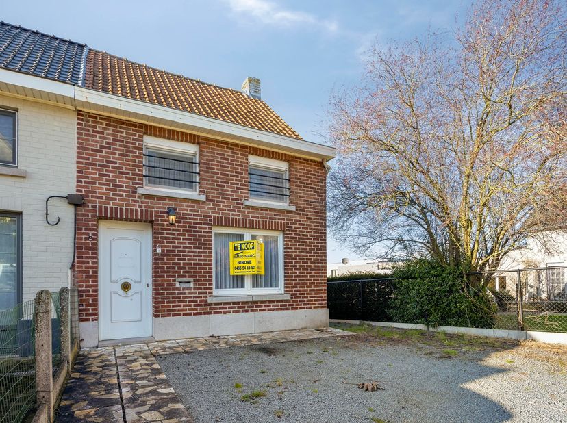 In een landelijke buurt goed, doch op 1 km&amp;nbsp; gelegen van het centrum met zijn winkels ...., op te frissen driegevelwoning met terras en grote tuin
