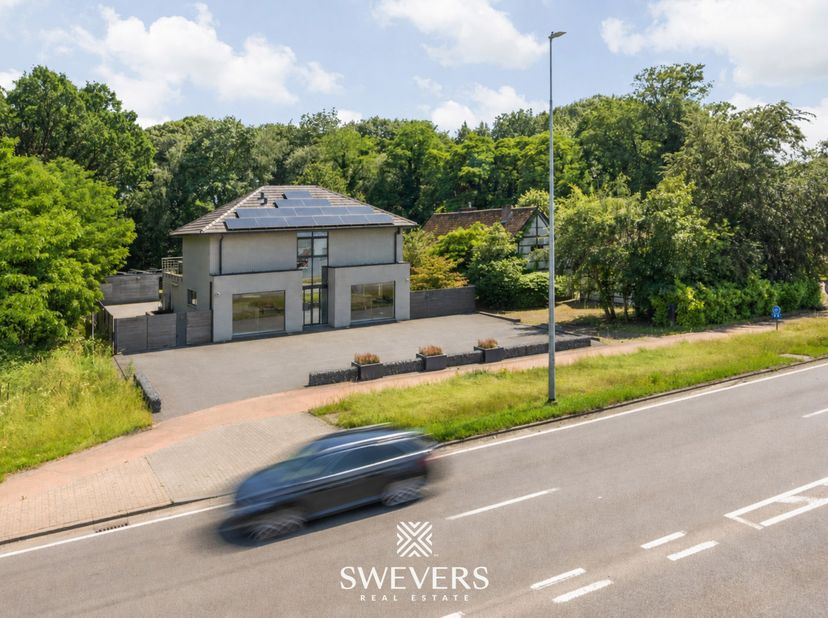 Voor meer info en foto’s, surf naar www.swevers.be – !! Via de 3D Tour Matterport kan u virtueel door het pand wandelen !! Dit instapklaar commercieel