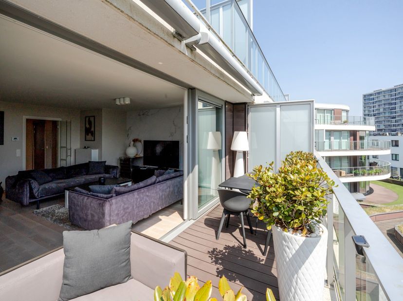Op de grens van Oostende en Bredene, op een plek waar het strand nog niet wordt overspoeld door drukte, vind je dit stijlvol 2-slaapkamerappartement.