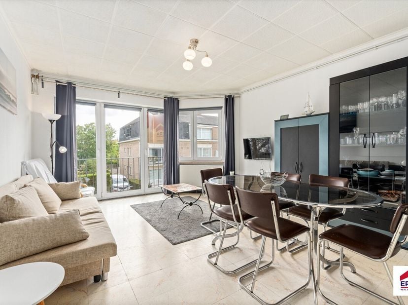 Te koop: gezellig appartement in Koksijde, gelegen aan de Pierre Sorellaan, in een rustige en groene omgeving. Dit appartement biedt een ideale combin