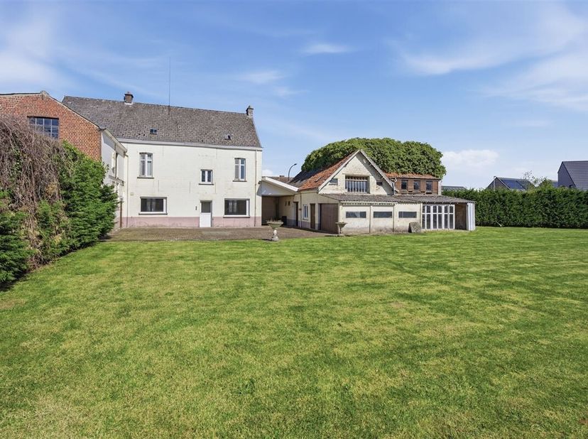 Deze karaktervolle dorpswoning uit het begin van de 20ste eeuw biedt een unieke kans voor wie op zoek is naar ruimte, authenticiteit én ontwikkelingsp