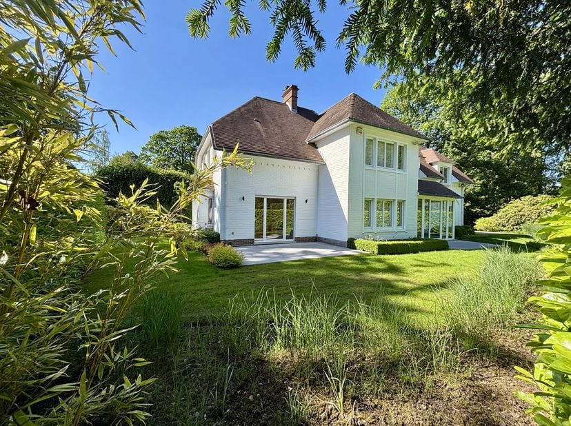 BARNES Exclusief - Deze charmante eengezinsvilla, gelegen in een gewilde woonwijk, imponeert met zijn tijdloze architectuur, royale afmetingen en onbe