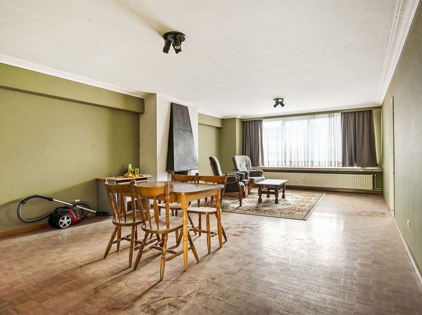 Op de bovenste verdieping van een verzorgd gebouw, gelegen op de hoek van de Ruggeveldlaan en de August van de Wielelei in Deurne, bevindt zich dit ru