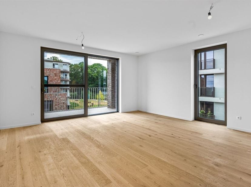 Prachtig nieuwbouwappartement (90m²) met drie slaapkamers, zonnig terras, autostaanplaats en kelder op centrale ligging te Boechout!<br />
Ligging: Ge