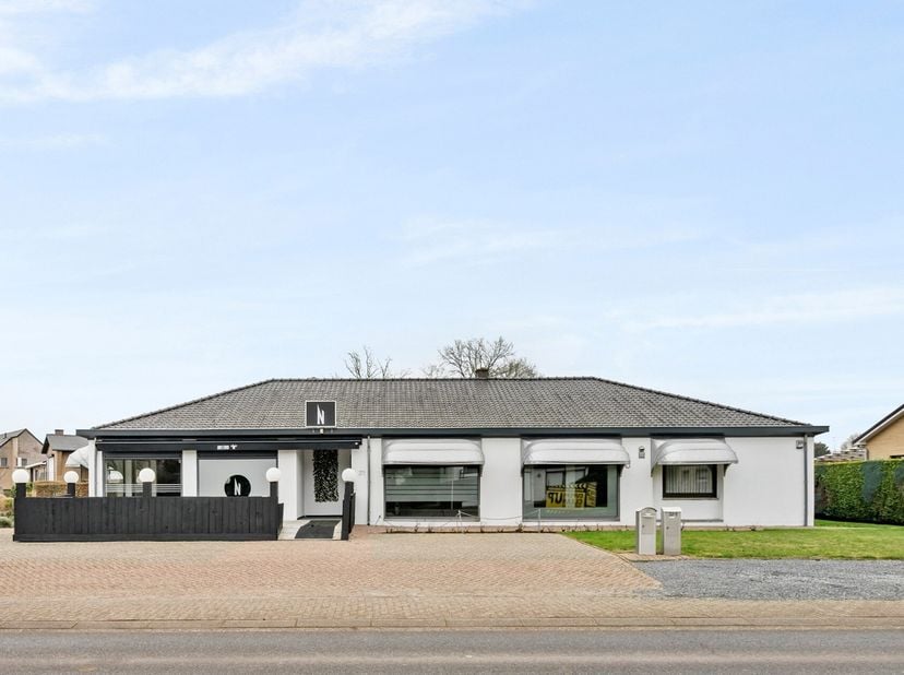 Op zoek naar een investering met tal van mogelijkheden? Dit veelzijdige opbrengsteigendom combineert een uitstekende zichtlocatie met een ruime handel