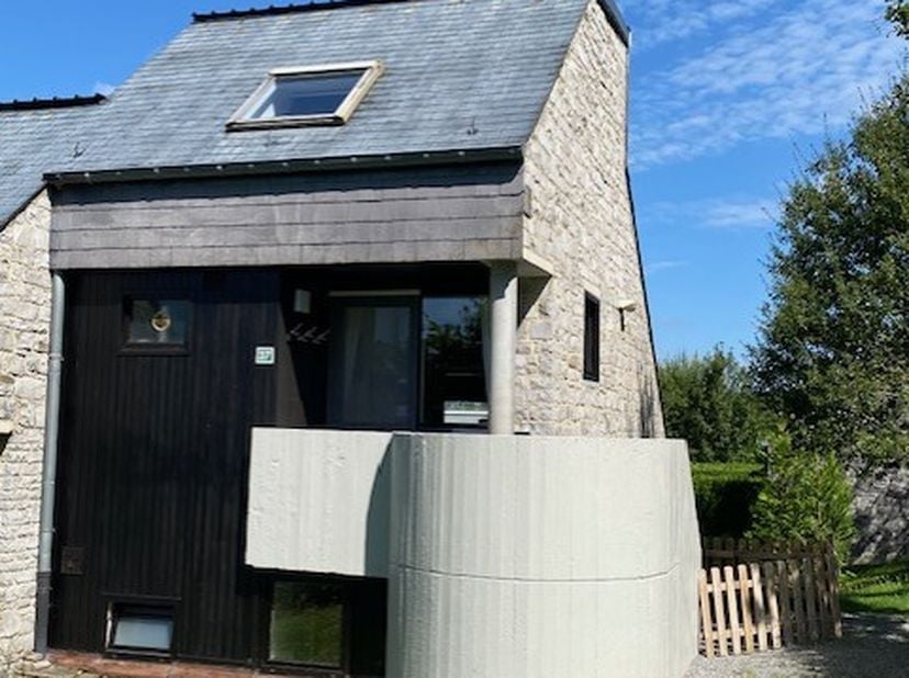 Vakantiehuisje/ Duplexappartement te koop in Hotton – 88.500 EUR<br />
<br />
Dit vakantiehuisje is gelegen in de mede-eigendom l’Espinette in Ny, een