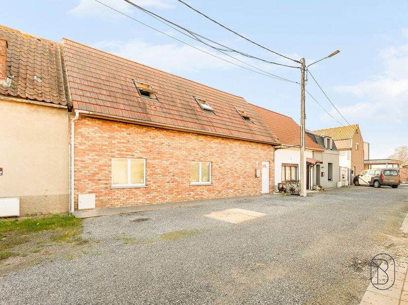 Ideaal gelegen nabij alle voorzieningen in een rustige straat van het charmante dorp Kain, bestaat deze ruime gerenoveerde woning met royale leefruimt