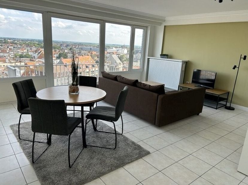 Op de 9de verdieping van Residentie "Les Algues", een gebouw gelegen op de Zeedijk, bevindt zich deze volledig opgefriste studio met een adembenemend