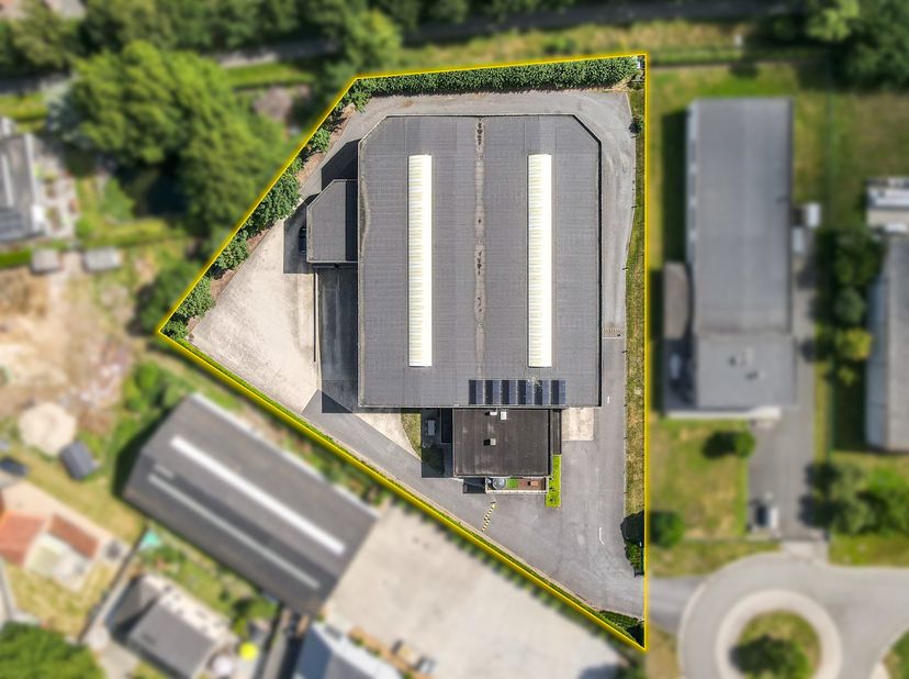 Deze uitstekend onderhouden bedrijfssite op een perceel van 4.183 m² combineert een ruime en instapklare bedrijfswoning met een kwalitatieve loods van