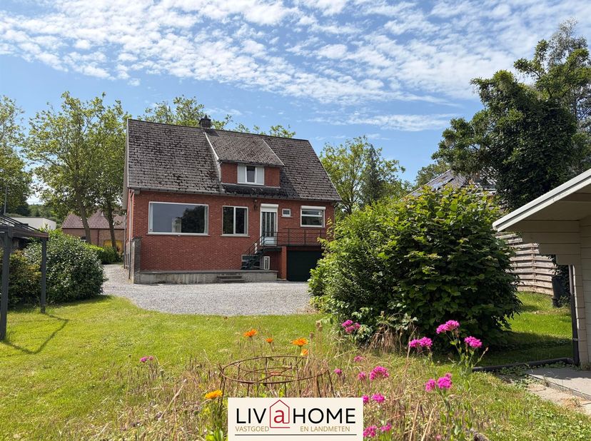 Zeer ruime woning op een mooi perceel van 851 m².<br />
<br />
Ontdek deze vrijstaande woning met veel potentieel, gelegen op een mooi perceel van 8