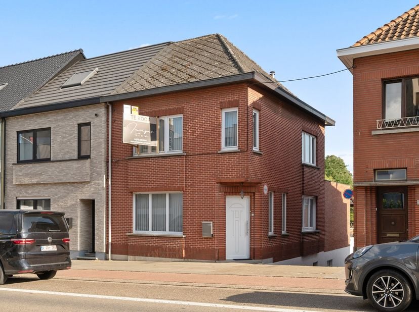 Dankzij haar centrale ligging vormt deze woning een interessante opportuniteit voor wie comfortabel wil wonen vlakbij een centrum met een vlotte berei