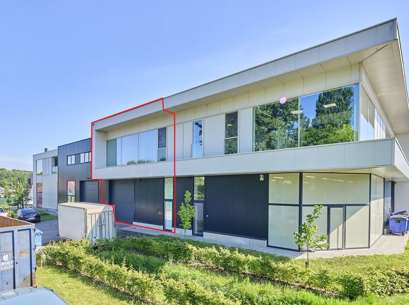 Op KMO-zone Eikaert ligt deze recente KMO-unit met een totale oppervlakte van 405m². De oprit van de E313 op 1km afstand zorgt voor een uitstekende on