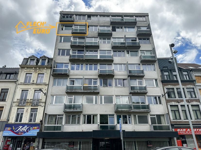 Chouette appartement avec superbe vue sur la place du Martyr. Il se compose d'un hall, un grand séjour, une cuisine semi-équipée (four, taque de cuiss
