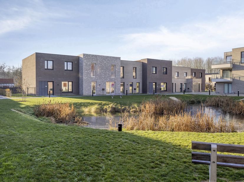 Centraal gelegen tussen Hasselt en Sint-Lambrechts-Herk vindt u op de Oude-Truierbaan deze knappe nieuwbouwwoning met 3 slaapkamers terug.<br />
Deze
