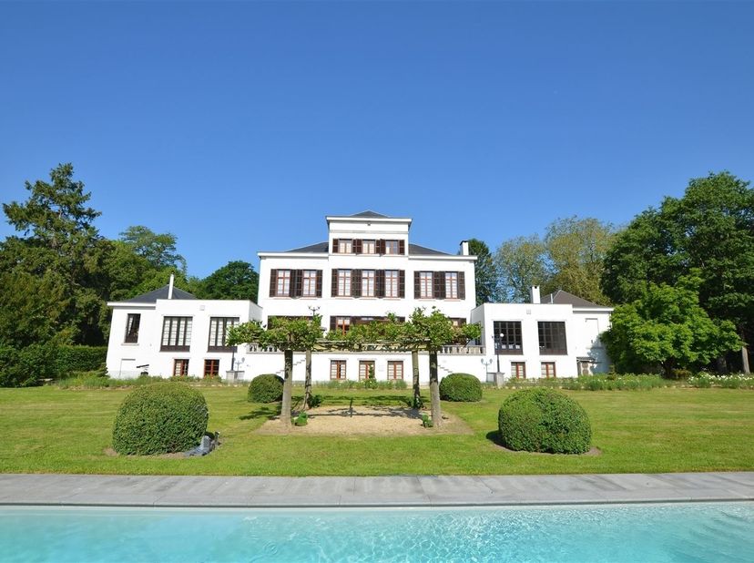 Via een prachtige oprijlaan bereiken we dit kasteel dat dateert uit ±1790 en een bewoonbare oppervlakte heeft van maar liefst ±1500m². Het ligt te mid