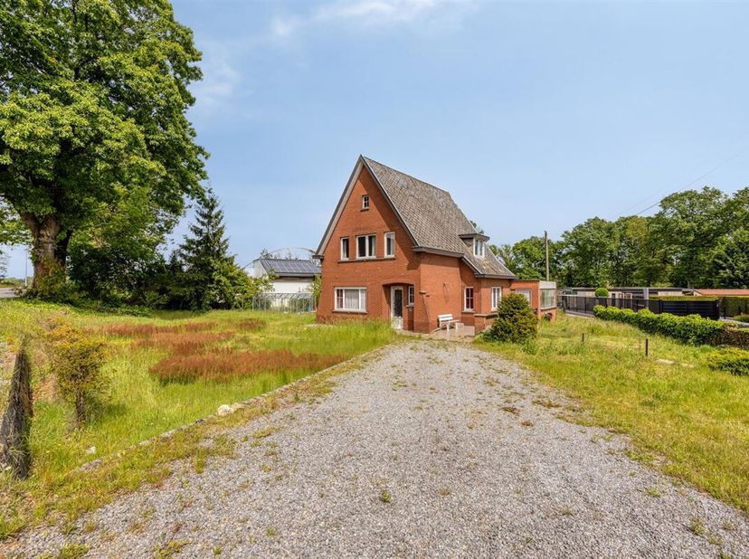 TE KOOP: Te renoveren woning met ruim perceel en projectmogelijkheden in Lummen!<br />
Bent u op zoek naar een renovatieproject met veel potentieel? D