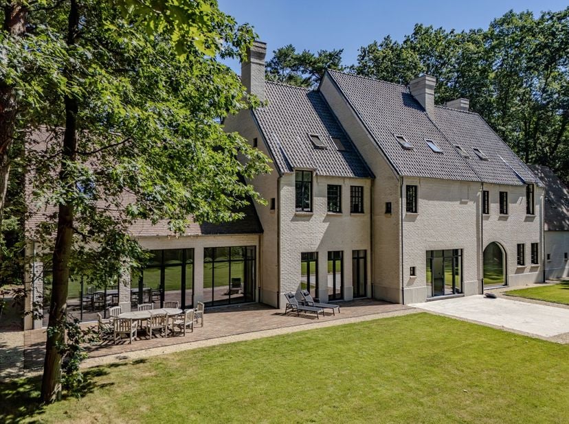 Verkoop in partnership met Whisper Auctions Belgium***<br />
<br />
Deze indrukwekkende casco-villa,&amp;nbsp;gelegen in een exclusieve en groene omgeving