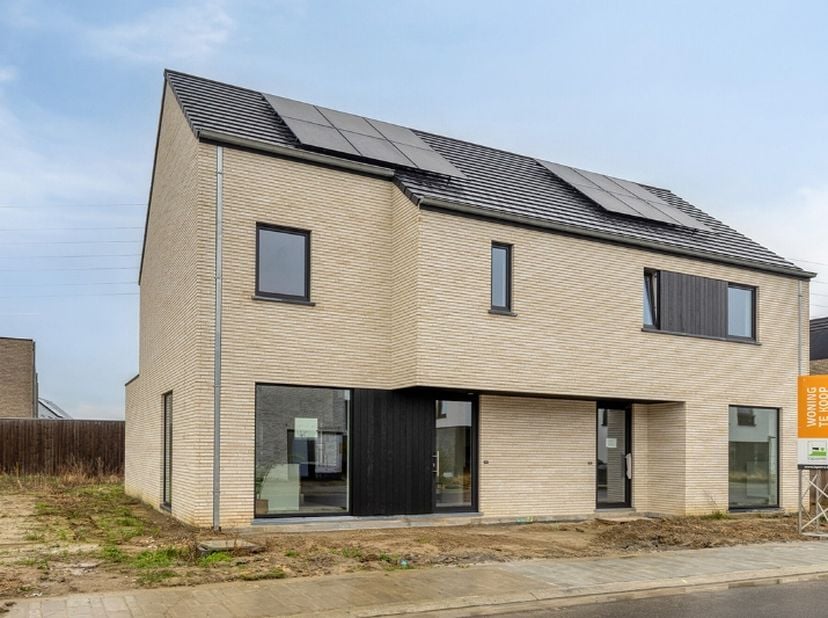 Deze halfopen woning met twee volwaardige verdiepingen en een hellend dak combineert tijdloze architectuur met hedendaags wooncomfort.<br />
Op het ge