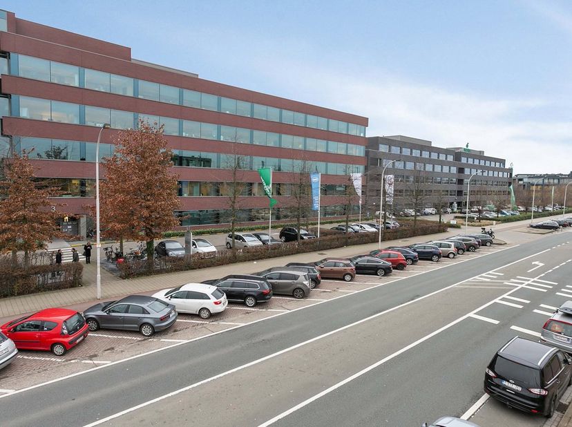 Ontdek deze kwalitatieve kantoorruimte in The Sage, gelegen in het dynamische Berchem, op een strategische locatie vlak bij Antwerpen. <br />
Dit kant