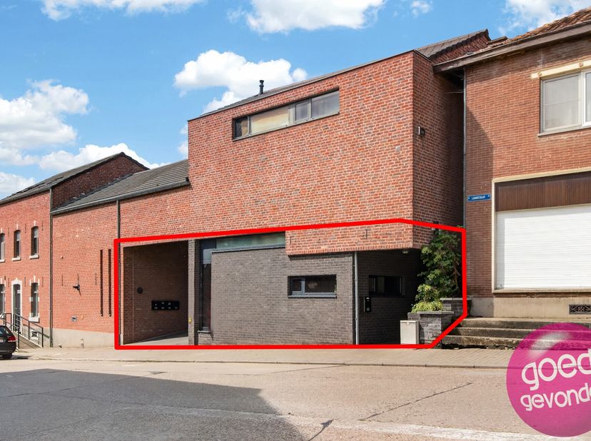 IDEAAL VOOR WIE ZONDER GROTE WERKEN METEEN PROFESSIONEEL AAN DE SLAG WIL<br />
Dit gelijkvloers pand van 140 m² bevindt zich in een residentie van 200