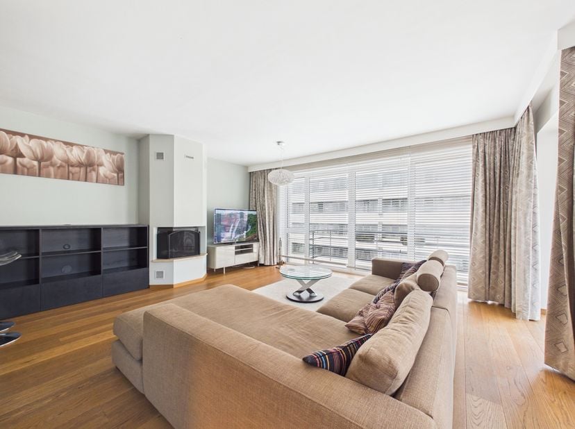 Elsene: Ter Kamerenbos / ULB; Schitterend gemeubileerd 2 slaapkamer Penthouse met drie terrassen!<br />
Dit onlangs gerenoveerde Penthouse bestaat uit