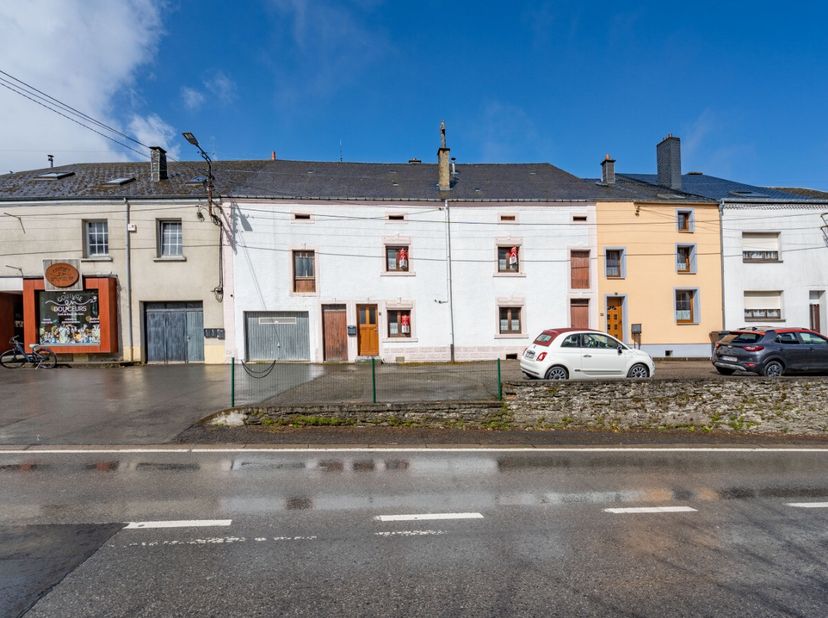 ERA B-LUX vous propose ce bâtiment à rénover idéalement situé au centre dHabay, à proximité immédiate de Martelange et du Luxembourg. Ce bien offre un