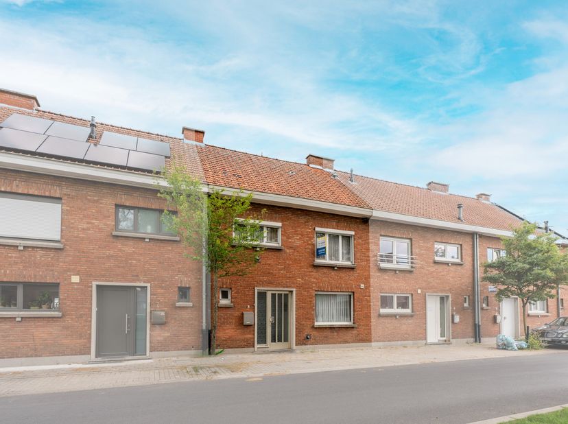 Bent u op zoek naar een woning die u volledig naar eigen smaak kan renoveren? Dan is deze rijwoning in de Roterijstraat 9 te Izegem zeker een bezoek w