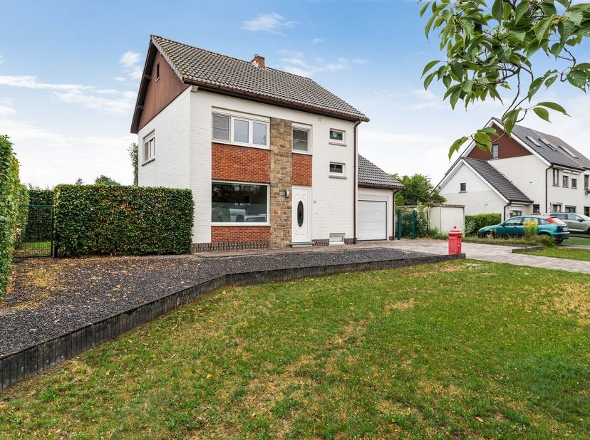 Gezinswoning met 3 slaapkamers en garage op 820m²<br />
<br />
Gelijkvloers<br />
Via de inkomhal betreedt u de woning met toegang tot de leefruimt