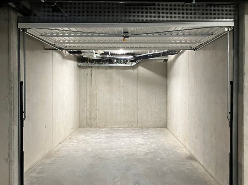 Au centre de Furnes, dans un projet résidentiel récent comprenant des appartements et des maisons, ce garage souterrain (n° 7) est disponible.<br />
L