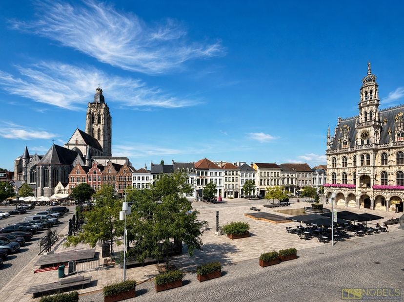 Attractif BIEN COMMERCIAL AVEC HABITATION offrant 150 M² D'ESPACE COMMERCIAL et une TRÈS GRANDE TERRASSE sur un EMPLACEMENT DE PREMIER CHOIX à la Plac