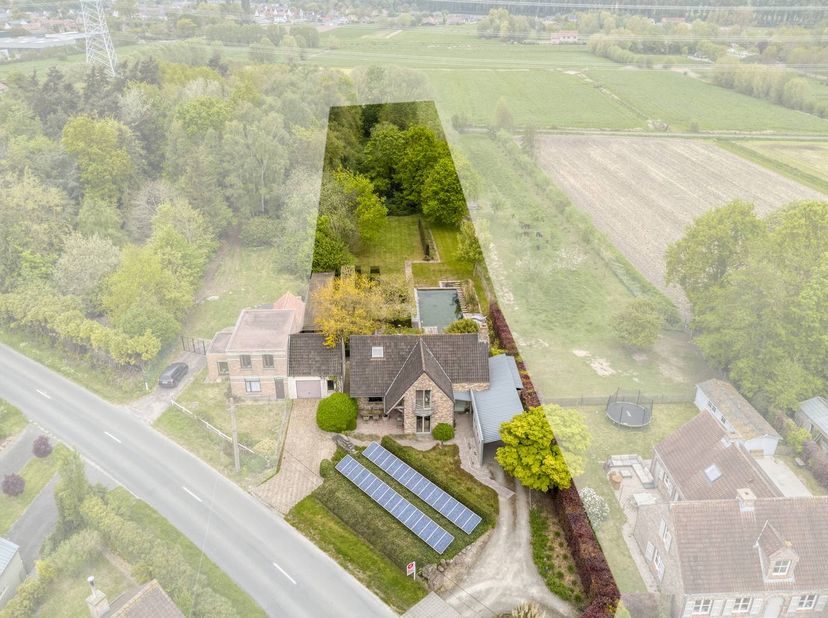 Cette villa avec annexe est à vendre sur un terrain exceptionnel de 4012m² au milieu de la zone agricole paysagée de Moerkerke (Damme). Cette maison i
