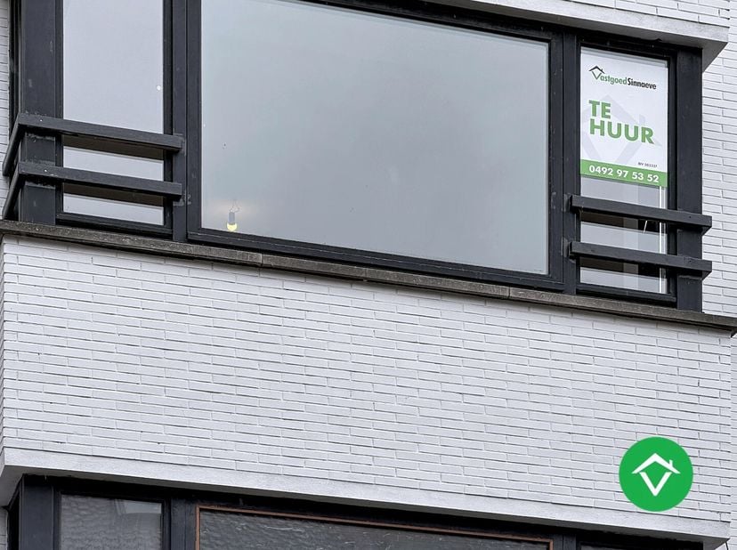 Dit recent gerenoveerd appartement in Oostende bestaat uit: inkomhal - woonkamer - keuken - afzonderlijk toilet - badkamer - 2 slaapkamers - terras.<b