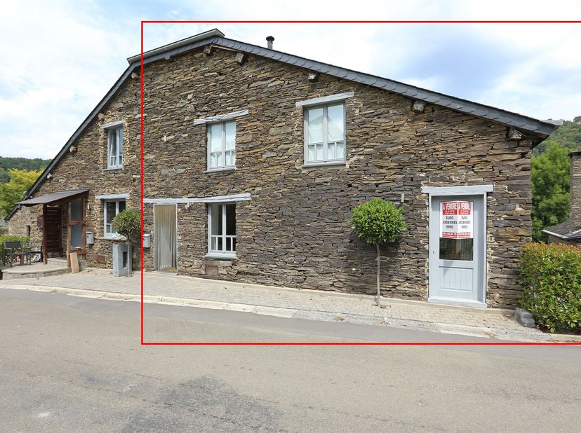 Maison ardennaise mitoyenne rénovée dans le village de Frahan-sur-Semois, commune de Bouillon.<br />
Ce village classé fut autrefois célèbre pour ses