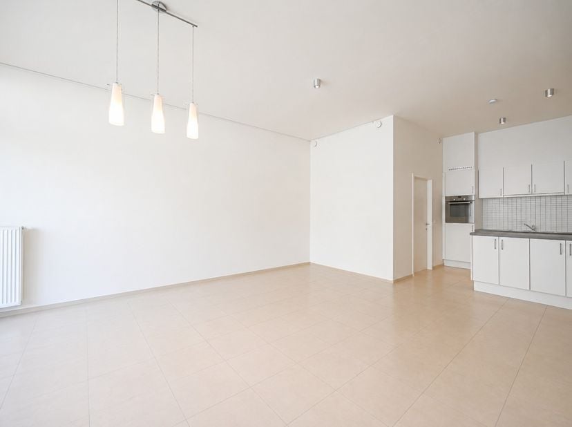 In de onmiddellijke nabijheid van het bruisende centrum van Harelbeke bevindt zich dit charmante en instapklare gelijkvloers appartement, waar comfort
