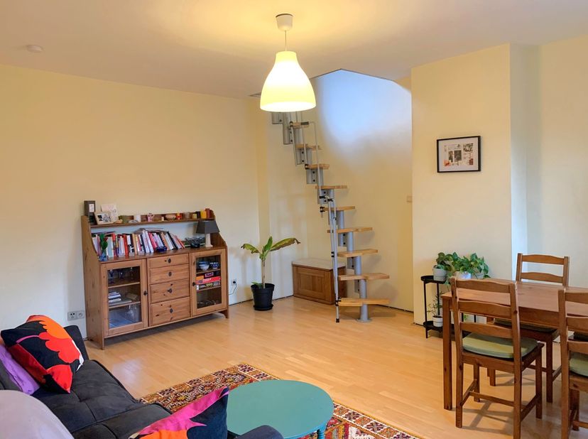 Sainte-Catherine / De Brouckère: Prachtige, lichte duplex, volledig gemeubileerd en gerenoveerd. De woning bestaat uit een slaapkamer, een woon-/eetka