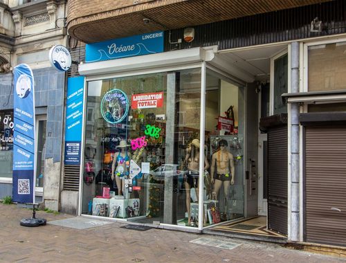                                         Bien commercial à louer à Charleroi, € 875

