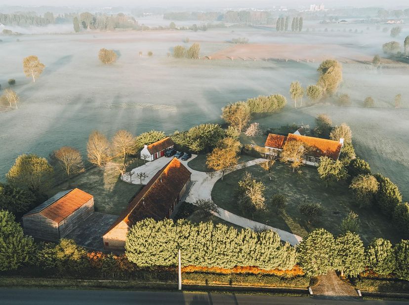 Volledig vergunde hoeve met drie bijgebouwen op toplocatie nabij Gent<br />
<br />
Een zeldzame kans op de vastgoedmarkt: een uitzonderlijk landgoed d
