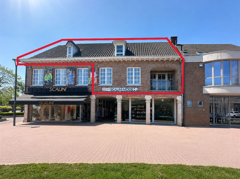 Bel et spacieux appartement en duplex avec 4 chambres à coucher, grande terrasse ensoleillée, jardin, carport et espace de rangement exceptionnel<br /
