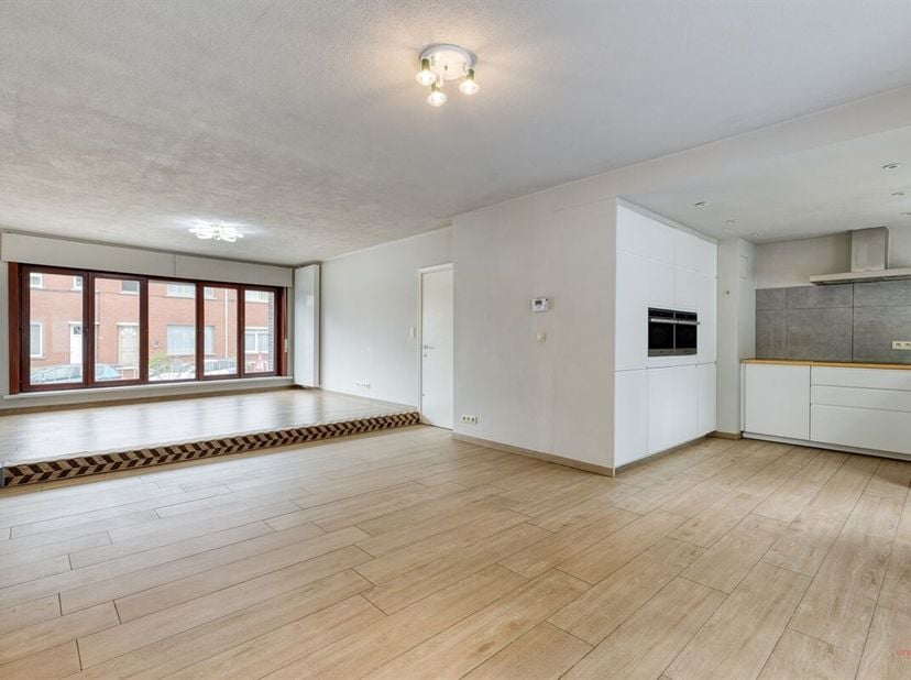 Ruime 4-slaapkamerwoning te Eine (Oudenaarde)<br />
Deze ruime, recent gerenoveerde woning is gelegen in Eine, een deelgemeente van Oudenaarde.<br />
