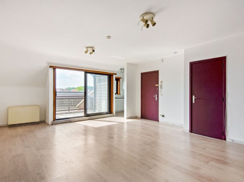 Dit appartement is gelegen op de derde verd. en bevindt zich op een vlot bereikbare locatie, dichtbij winkels, openbaar vervoer en andere dagelijkse v