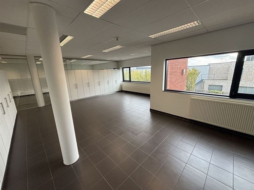 Kantoorruimte met vergaderruimtes en kitchenette te Geel<br />
Ligging:<br />
Deze kantoorruimte bevindt zich op de eerste verdieping van een modern e