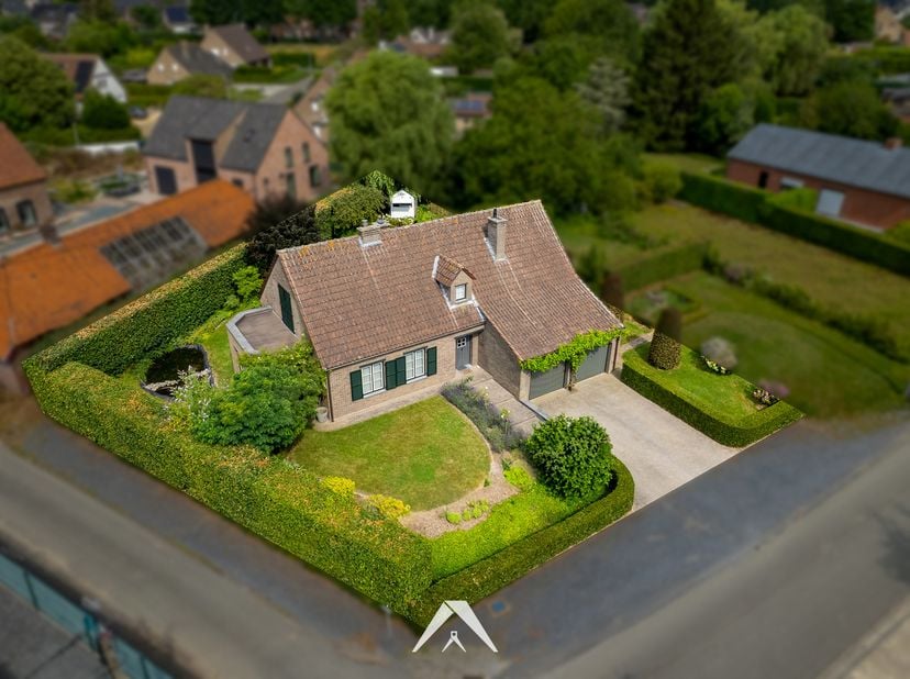 Schitterende open villa met ruime tuin op residentiële toplocatie in Bellegem<br />
Op zoek naar kwalitatief wonen in een groene, rustige omgeving met