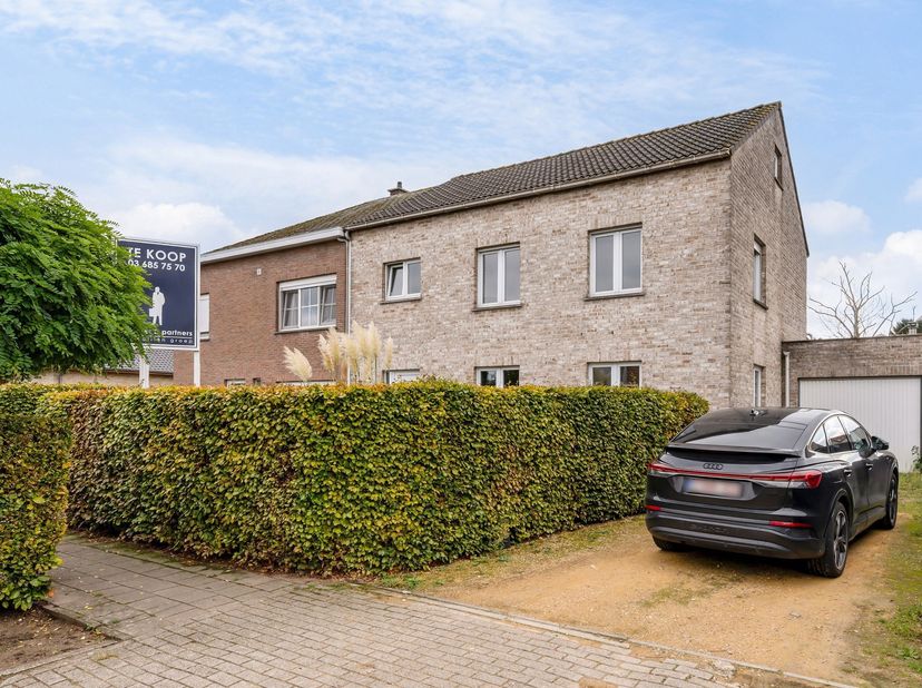 Pal in het centrum van Putte-Kapellen gelegen lichtrijke en op te frissen HOB op ca. 360 m² met zuidoostoriëntatie!<br />
Rustig gelegen in een aangen