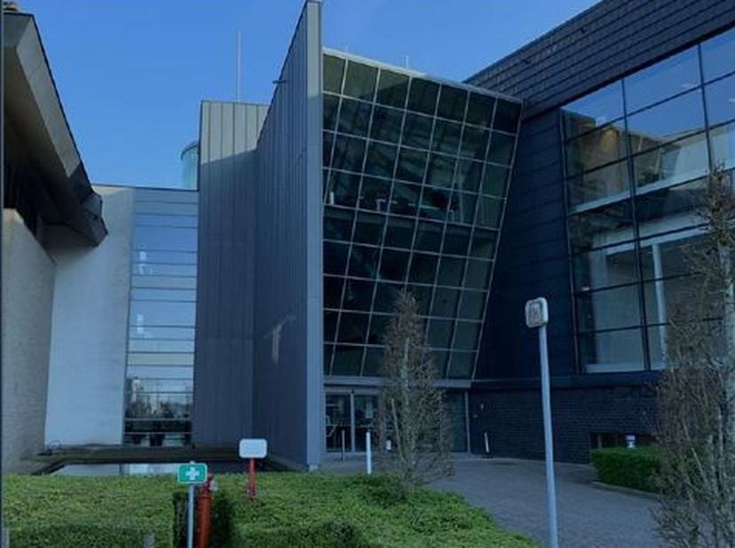 Kantoor Kortrijk: Flexibele ruimtes vanaf 177 m² tot 2.200 m². Volledig gemeubeld, nabij E17 en fietssnelweg. Inclusief 90 (overdekte) parkeerplaatsen