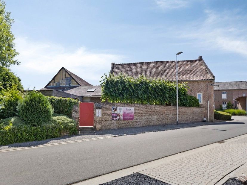 ***** Bekijkt u dit pand via Zimmo? Ga direct naar https://av-vastgoed.be/tekoop/6431 waar u meer informatie terug vindt! *****<br />
<br />
LIGGING<b