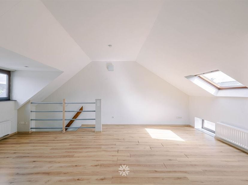 LEDEBERG - Ruim duplex-appartement met een slaapkamer<br />
Gelegen in de Hilarius Bertolfstraat te Ledeberg, vinden we dit licht op te frissen duplex
