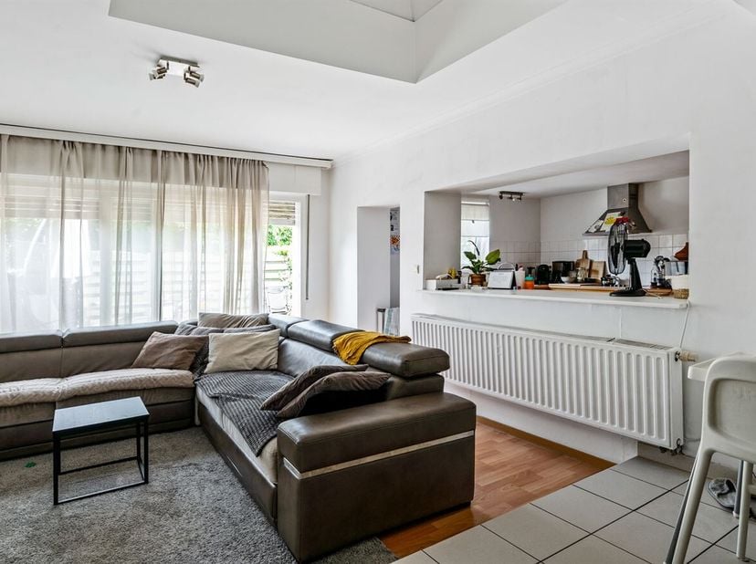 Op een uitstekende locatie aan de Prins Boudewijnlaan in Sint-Niklaas bevindt zich deze veelzijdige open bebouwing. Dankzij de vlotte verbinding naar